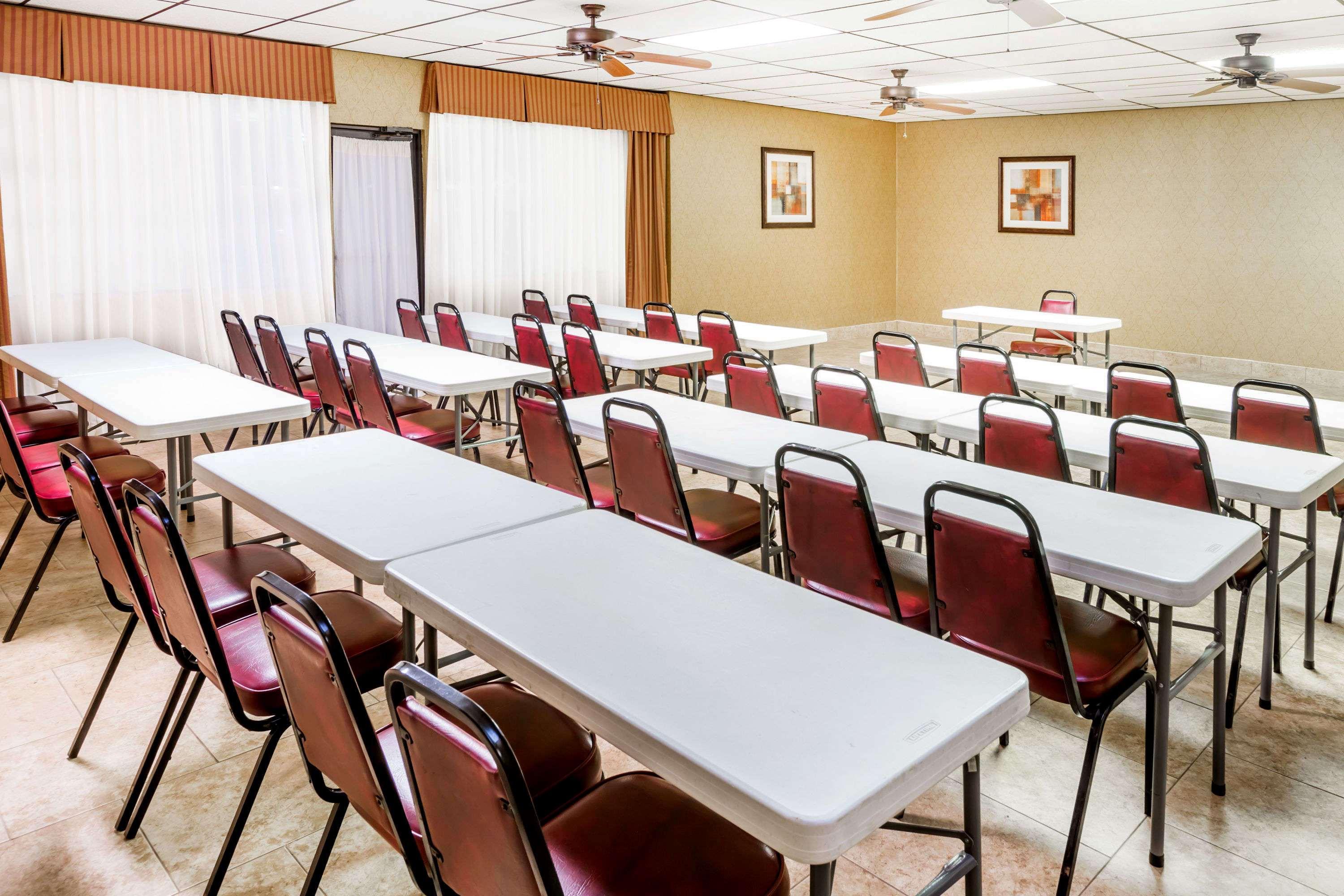 Days Inn By Wyndham Batesville Buitenkant foto