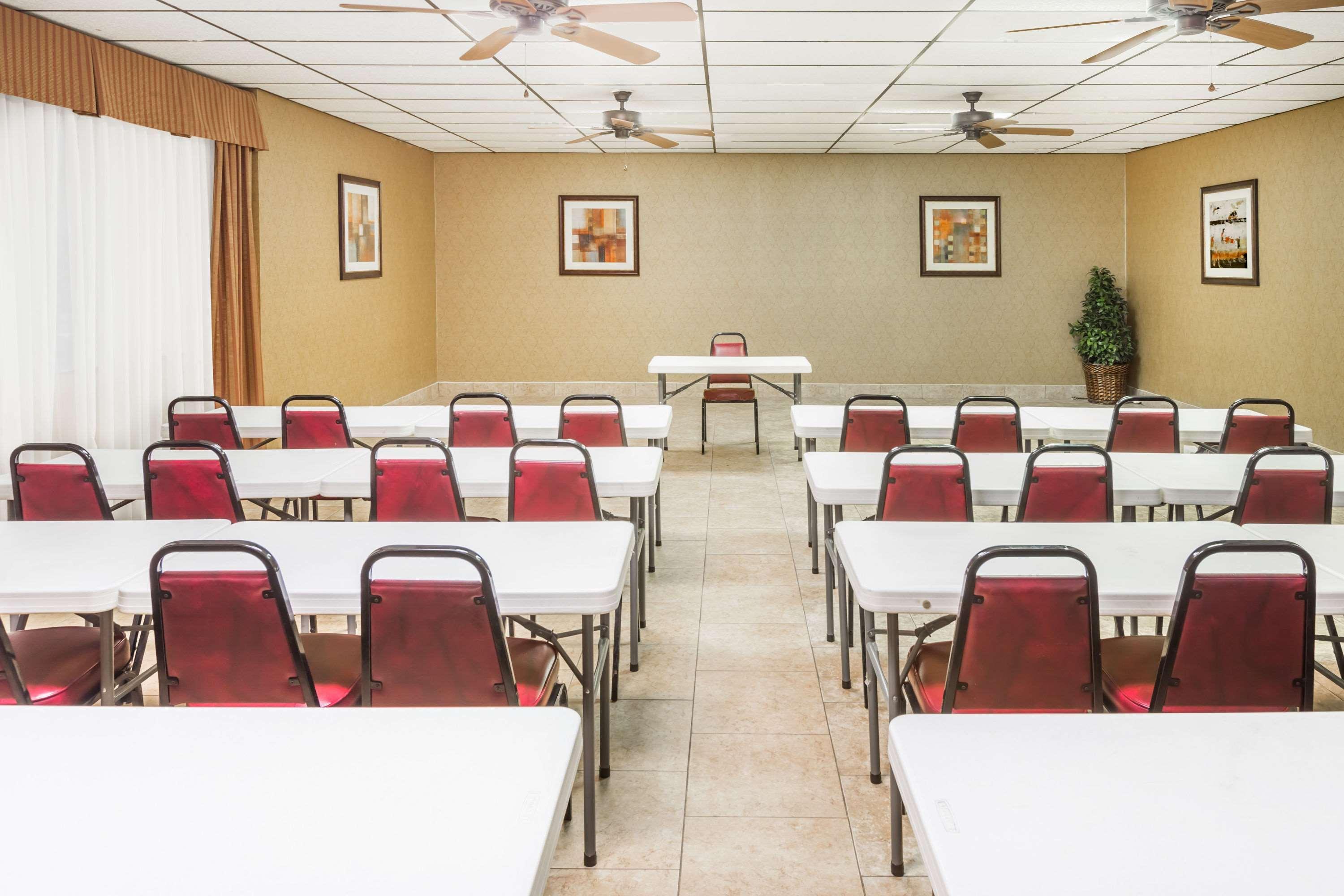 Days Inn By Wyndham Batesville Buitenkant foto