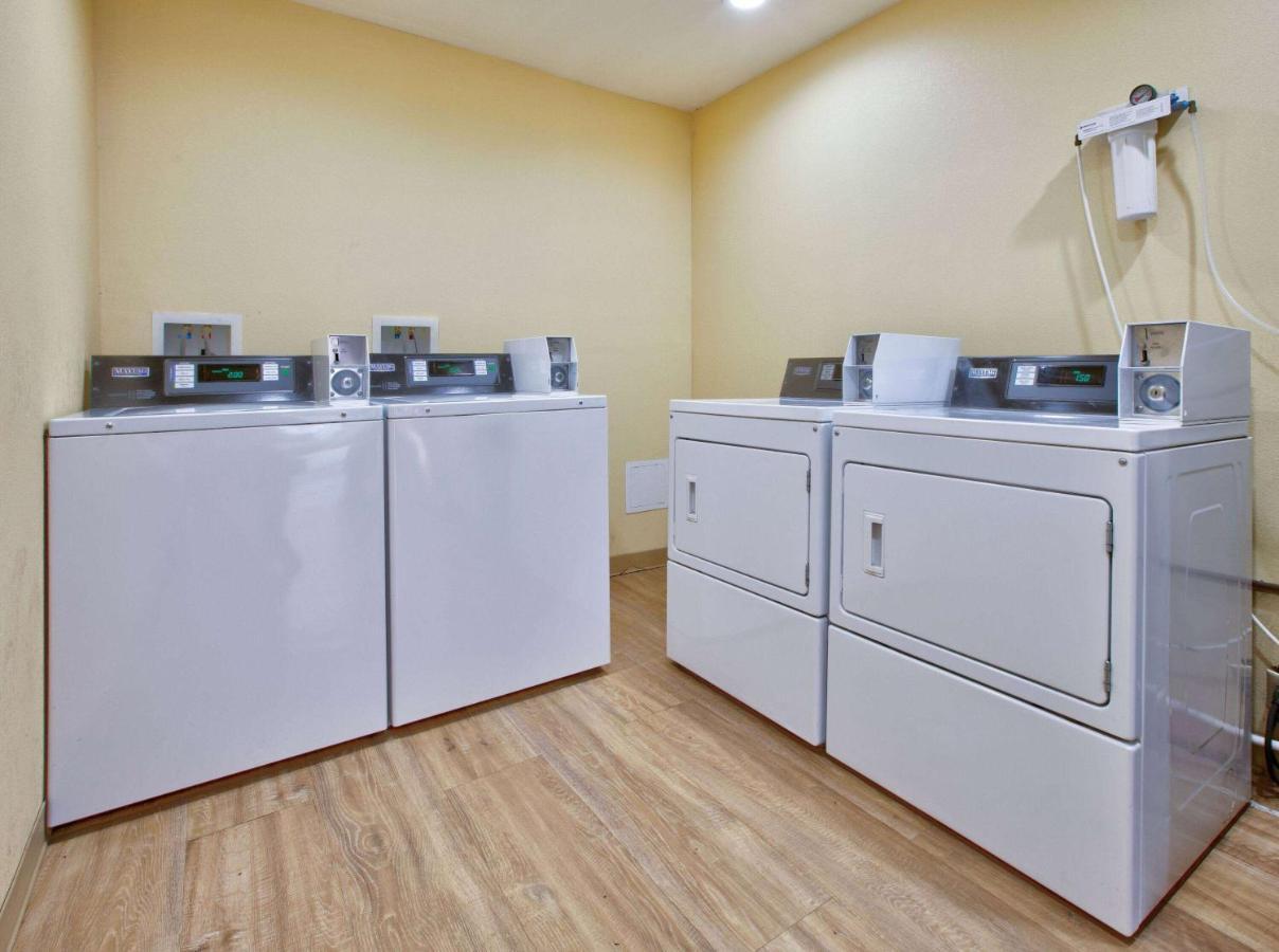 Days Inn By Wyndham Batesville Buitenkant foto